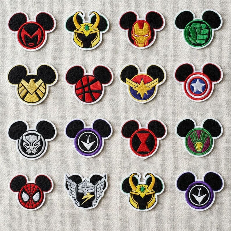Puede incluir: Una colecci&oacute;n de parches bordados con forma de orejas de Mickey Mouse, cada uno con un dise&ntilde;o diferente de superh&eacute;roe o personaje. Los parches muestran colores vibrantes y obras de arte detalladas, perfectos para ropa o accesorios.