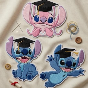 Puede incluir: Parches bordados con los personajes Stitch y Angel, cada uno con birrete de graduaci&oacute;n. Los parches son azules y rosas, con costuras detalladas y borde blanco. Accesorios: bot&oacute;n, hilo y diploma enrollado. Fondo de tela crema.