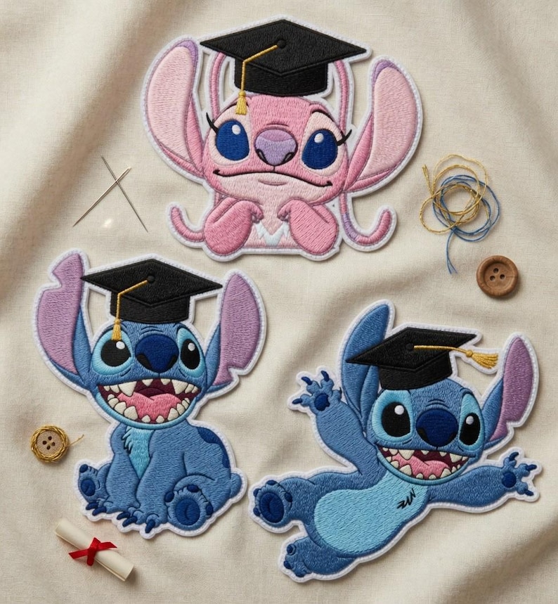 Puede incluir: Parches bordados con los personajes Stitch y Angel, cada uno con birrete de graduaci&oacute;n. Los parches son azules y rosas, con costuras detalladas y borde blanco. Accesorios: bot&oacute;n, hilo y diploma enrollado. Fondo de tela crema.