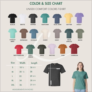 K&ouml;nnte beinhalten: Farb- und Gr&ouml;&szlig;entabelle f&uuml;r Unisex-T-Shirts in Komfortfarben. Die Tabelle zeigt verschiedene T-Shirt-Farben, darunter Schwarz, Wei&szlig; und Jeansblau. Die Ma&szlig;e sind in Zoll, die Gr&ouml;&szlig;en reichen von S bis 2XL. Eine Frau tr&auml;gt ein tealfarbenes T-Shirt.