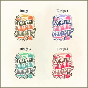 Pode incluir: Quatro designs com o texto "FOREVER CHASING SUNSETS" em estilo retr&ocirc;. Cada design apresenta um esquema de cores diferente, incluindo laranja, rosa, azul e vermelho, com gr&aacute;ficos florais e solares. Os designs est&atilde;o em um fundo bege claro.
