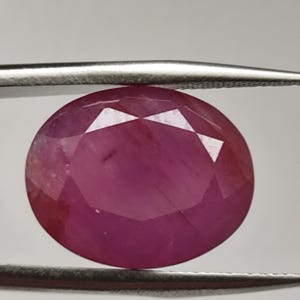 Może przedstawiać: Zestaw trzech ceramicznych kubków z nakrapianym, matowym wykończeniem. Każdy kubek ma inny kolor: jasnoniebieski, kremowy i szary. Kubki mają prosty, nowoczesny design i wygodny uchwyt.