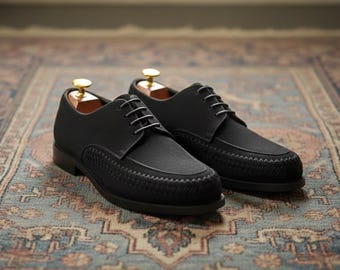 Zapatos Derby Dover / Hechos a mano con un diseño tradicional y elegante en piel de ante negra. Zapatos de hombre. Envío rápido y gratuito.