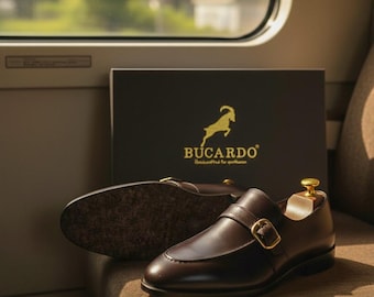 トロイ｜ブラウンカラーのハンドメイド・シングルモンクストラップシューズ。手縫いのアッパーが特徴。メンズレザーシューズ。送料無料・迅速配送。