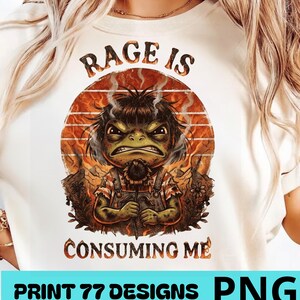 Peut inclure: T-shirt crème avec un dessin de grenouille en colère, de la vapeur et le texte "RAGE IS CONSUMING ME". Le motif est placé sur un fond de coucher de soleil. Le bas du t-shirt porte l'inscription "PRINT 77 DESIGNS PNG".