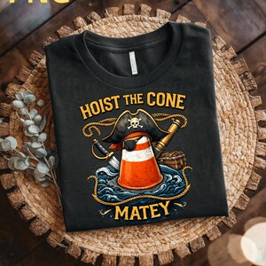 "Hoist The Cone Matey" shirt, grappig honkbalcoach shirt, piraten verkeerskegel shirt, cadeau voor honkbalmoeder, sportwoordspeling shirt, honkbalmeme afbeelding 6