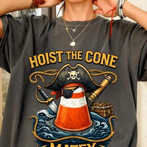 "Hoist The Cone Matey" shirt, grappig honkbalcoach shirt, piraten verkeerskegel shirt, cadeau voor honkbalmoeder, sportwoordspeling shirt, honkbalmeme afbeelding 7