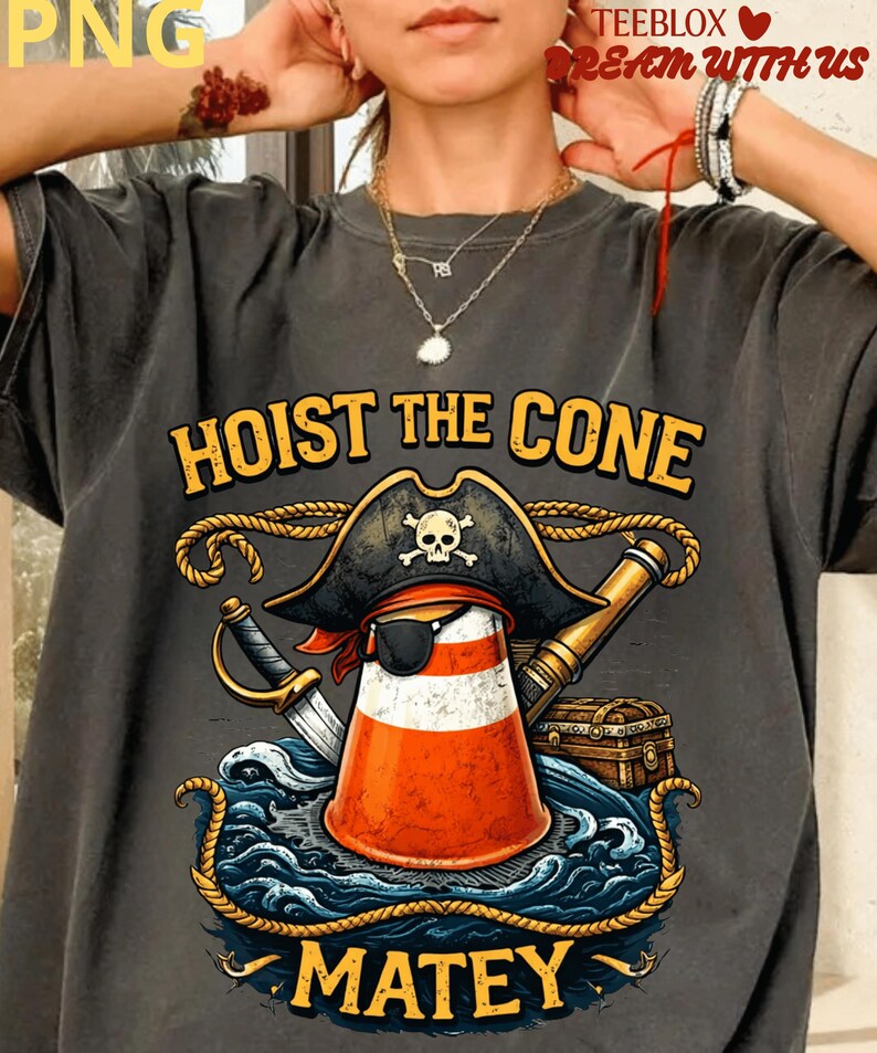 "Hoist The Cone Matey" shirt, grappig honkbalcoach shirt, piraten verkeerskegel shirt, cadeau voor honkbalmoeder, sportwoordspeling shirt, honkbalmeme afbeelding 7