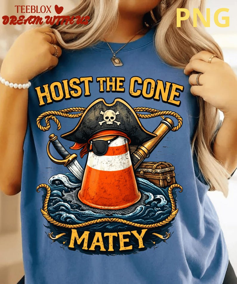 Op de afbeelding: Blauw T-shirt met een piratenthema. Het ontwerp toont een verkeerskegel met een piratenhoed en ooglapje, met de woorden "HOIST THE CONE MATEY" in gouden letters. Een zwaard, een verrekijker en een schatkist zijn ook inbegrepen.