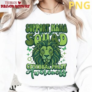 Puede incluir: Sudadera blanca con un gráfico verde que dice "Support Mama Squad Cerebral Palsy Awareness". El diseño presenta la cabeza de un león con una cinta verde, mariposas y engranajes.