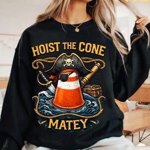"Hoist The Cone Matey" shirt, grappig honkbalcoach shirt, piraten verkeerskegel shirt, cadeau voor honkbalmoeder, sportwoordspeling shirt, honkbalmeme afbeelding 8