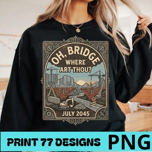Peut inclure: Un sweat-shirt noir à manches longues avec une impression graphique représentant un chantier de construction et un pont inachevé. Le texte indique OH, BRIDGE WHERE ART THOU? et JULY 2045. Le motif inclut des grues, une pelleteuse et un coucher de soleil.