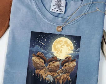 Camiseta de tres dragones barbudos con luna, divertido banjo vaquero reptil PNG, regalo para mamá y papá con dragón barbudo, diseño de sublimación musical de lagarto occidental