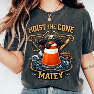 "Hoist The Cone Matey" shirt, grappig honkbalcoach shirt, piraten verkeerskegel shirt, cadeau voor honkbalmoeder, sportwoordspeling shirt, honkbalmeme afbeelding 4