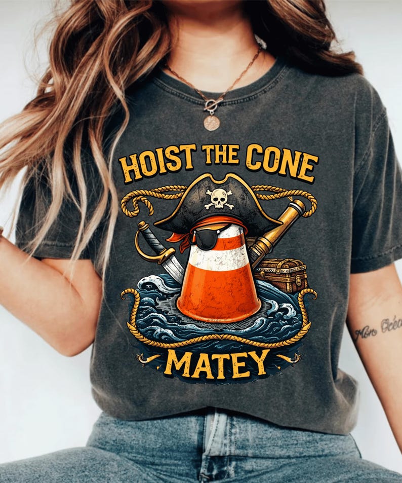 "Hoist The Cone Matey" shirt, grappig honkbalcoach shirt, piraten verkeerskegel shirt, cadeau voor honkbalmoeder, sportwoordspeling shirt, honkbalmeme afbeelding 4