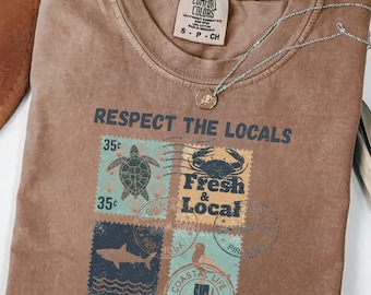 Respecteer de lokale bevolking T-shirt PNG, Vintage kustmotief met sublimatieprint, Retro oceaanleven in turquoise en marineblauw, Strand T-shirt met zeeschildpad, haai en krab (DIY)