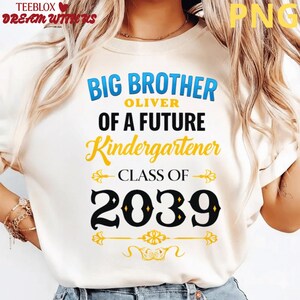 Peut inclure: T-shirt blanc avec l'inscription "BIG BROTHER OLIVER OF A FUTURE Kindergartener CLASS OF 2039" en bleu, jaune et noir. Le t-shirt a un col rond et des manches courtes. Le t-shirt est de couleur claire.