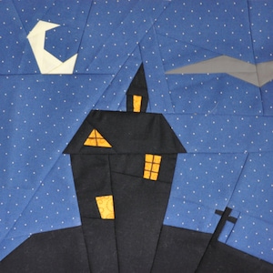 Könnte beinhalten: Eine schwarze Silhouette eines Hauses mit gelben Fenstern vor einem blauen Hintergrund mit weißen Punkten. Ein weißer Halbmond befindet sich in der oberen linken Ecke des Bildes.