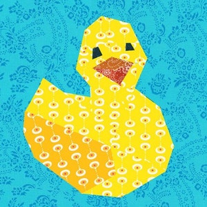 Pode incluir: Um design de pato geométrico amarelo com um padrão repetitivo de círculos brancos e laranja sobre um fundo amarelo. O pato tem um bico vermelho e laranja e está sobre um fundo azul com estampa floral.