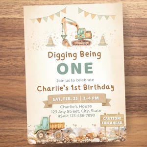Könnte beinhalten: Geburtstagseinladung im Baustellen-Stil mit Bagger, Muldenkipper und Leitkegeln. Der Text lautet "Digging Being ONE" und enthält Details für Charlies 1. Geburtstag. Das Design ist im Aquarellstil gehalten.