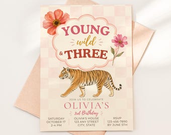 Op de afbeelding: Een rechthoekige verjaardagsuitnodiging met een lichtroze geblokte achtergrond. Het bevat een tijgerillustratie, oranje en roze bloemen, en de tekst YOUNG WILD & THREE, OLIVIA'S 3rd Birthday, samen met de details van het evenement zoals datum en locatie.