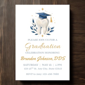 Puede incluir: Anuncio de graduación blanco con un diente que lleva un birrete azul. El texto dice "Please join us for a Graduation Celebration Honoring Brandon Johnson, DDS". Incluye fecha, hora e información de RSVP.