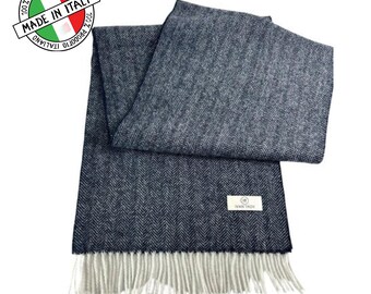Bufanda de lana azul marino de Ivan Troy: elegante chal de espiga para el invierno
