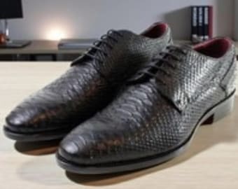 Zapatos Blucher de piel italianos hechos a mano: Zapatos de vestir Lasi con estampado de cocodrilo negro/Hechos en Italia