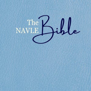 Può includere: Una copertina di libro azzurra con il titolo "The Bible" in un carattere corsivo. La parola "NAVLE" è sopra il titolo in un carattere serif. La copertina ha un aspetto strutturato simile alla pelle.