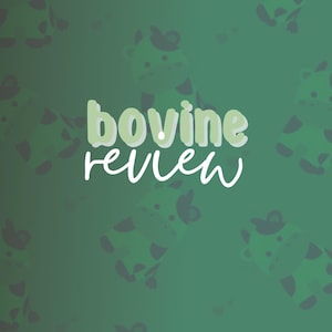 Puede incluir: Un fondo degradado verde con ilustraciones de vacas de dibujos animados. Las palabras "bovine review" están en el centro de la imagen, con "bovine" en verde claro y "review" en blanco.