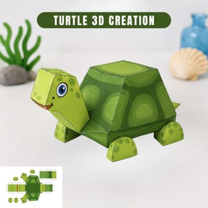 Puede incluir: Un modelo de tortuga de papel en 3D con un caparazón verde con manchas verde oscuro, una cabeza verde claro con ojos azules y cuatro patas. El texto "TURTLE 3D CREATION" aparece sobre el modelo y una hoja de plantilla plana se muestra en la esquina.