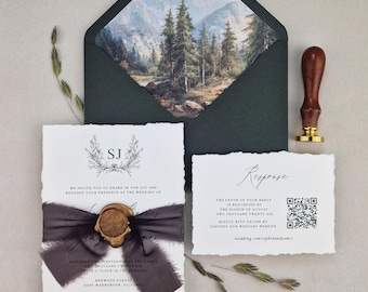 Op de afbeelding: Trouwuitnodigingsset met een donkergroene envelop met een berglandschap, een uitnodiging met een zegel en lint, en een antwoordkaart met een QR-code. De set heeft een rustiek, elegant ontwerp.