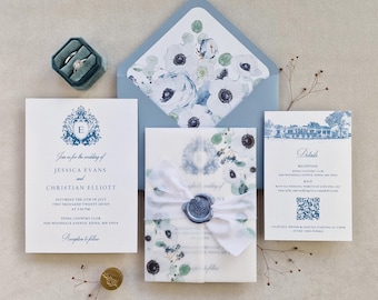 Op de afbeelding: Trouwuitnodigingsset met een blauw en wit bloemmotief. De set bevat een uitnodiging, een RSVP-kaart, een detailkaart en een envelop. Een turquoise ringdoosje met een ring en een zegel zijn ook aanwezig. De uitnodigingstekst luidt "Jessica Evans en Christian Elliott".