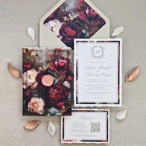 Könnte beinhalten: Hochzeitseinladungs-Set mit floralen Designs in Burgunderrot, Creme und Gold. Das Set enthält einen Umschlag, eine Einladung und eine Antwortkarte. Der Einladungstext enthält die Namen Andrea Mitchell und Brandon Cooper.