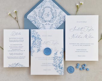 Op de afbeelding: Stijlvolle trouwuitnodigingsset in blauw en wit. De set bevat uitnodigingskaarten, een detailkaart en een envelop met een bloemmotief. Een blauwe waszegel voegt een vleugje elegantie toe. De tekst luidt "Scarlett Taylor en Nicholas Wilson".