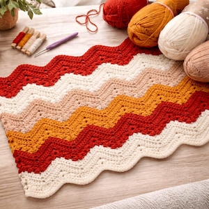 Op de afbeelding: Een set van drie keramische mokken met een gespikkelde, crèmekleurige glazuur. Elke mok heeft een ander handgeschilderd bloemmotief in blauw, groen en geel. De mokken hebben een eenvoudige, afgeronde vorm.