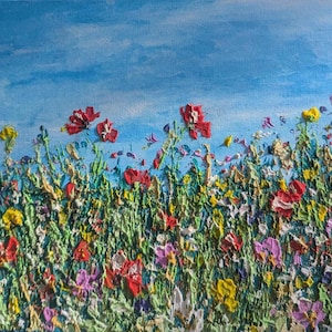 Könnte beinhalten: Ein impressionistisches Gemälde einer Wildblumenwiese unter blauem Himmel. Das Kunstwerk zeigt strukturierte Pinselstriche und leuchtende Farben, darunter rote Mohnblumen, gelbe und violette Blumen und grünes Laub. Das Gemälde weckt ein Gefühl von Natur und Ruhe.