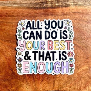 Puede incluir: Una pegatina blanca con el texto "ALL YOU CAN DO IS YOUR BEST & THAT IS ENOUGH" en negro, rosa, amarillo, azul y morado. La pegatina est&aacute; decorada con dise&ntilde;os florales y de hojas.