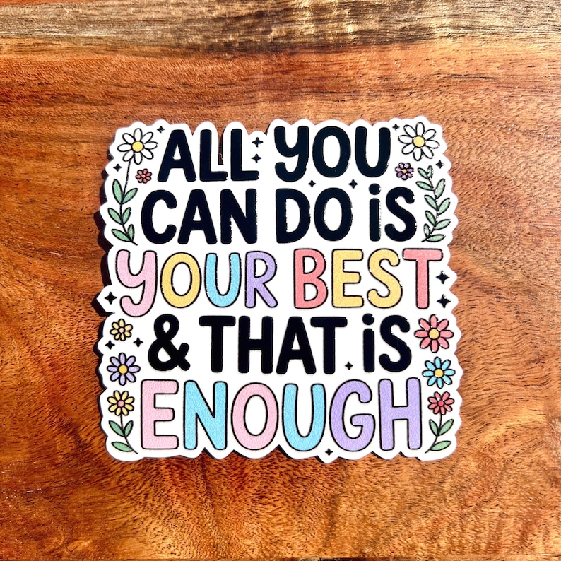 Puede incluir: Una pegatina blanca con el texto "ALL YOU CAN DO IS YOUR BEST & THAT IS ENOUGH" en negro, rosa, amarillo, azul y morado. La pegatina est&aacute; decorada con dise&ntilde;os florales y de hojas.