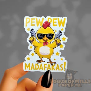 Lustig Pew Pew Huhn Aufkleber: Gun Ammo Box Wasserdichter Vinylaufkleber - Mada Fakas Hahn Pistole - Spotlack für Laptop Wasserflasche