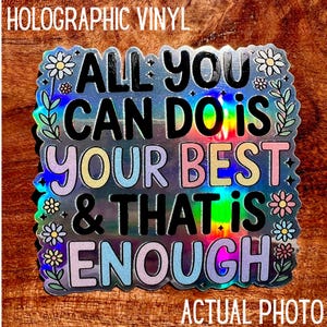 Puede incluir: Pegatina de vinilo hologr&aacute;fico con el texto "ALL YOU CAN DO IS YOUR BEST & THAT IS ENOUGH". La pegatina tiene un borde floral y las palabras son de varios colores. Tambi&eacute;n se ven las palabras "HOLOGRAPHIC VINYL" y "ACTUAL PHOTO".