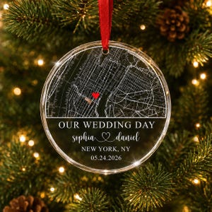 Personalisierter Glasornament „Unser Hochzeitstag“, individuelle Landkarte als Erinnerungsgeschenk für frischvermählte Paare