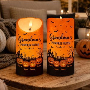 Może przedstawiać: Dwie cylindryczne świece LED z pomarańczową poświatą, ozdobione napisem "Grandma's PUMPKIN PATCH" oraz sylwetkami nietoperzy, gwiazd i nawiedzonego domu. U podstawy znajduje się pięć wydrążonych dyń z imionami Charlie, Sophia i Edward.
