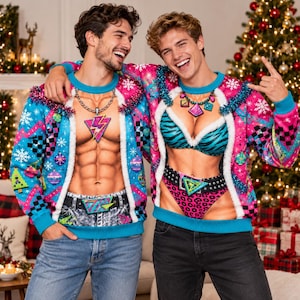 Puede incluir: Dos suéteres navideños a juego en azul y rosa con un estampado de torso desnudo, pecho musculoso, parte superior de bikini con estampado animal en turquesa y negro, cintura de mezclilla y parte inferior con estampado de leopardo rosa y piel sintética.