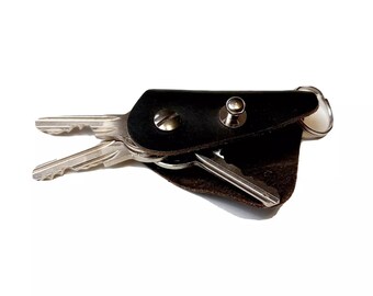 Leather keychain, key holder, holds 1-4 regular keys, 5 mm shaft ( 13/64 inch ) + ring for connection