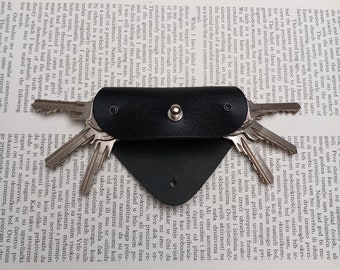 Leather key holder, Holds 1-6 regular keys, 3 mm (1/8 inch) bolt diameter.