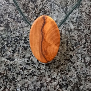 Pendentif en bois d'olivier, bijoux en bois, grain de bois image 1