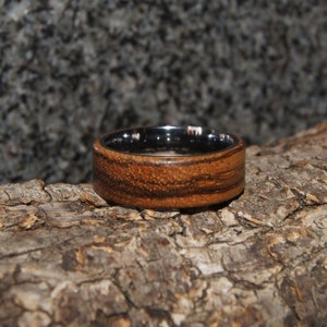 Zebrano Holz & Wolfram Ring