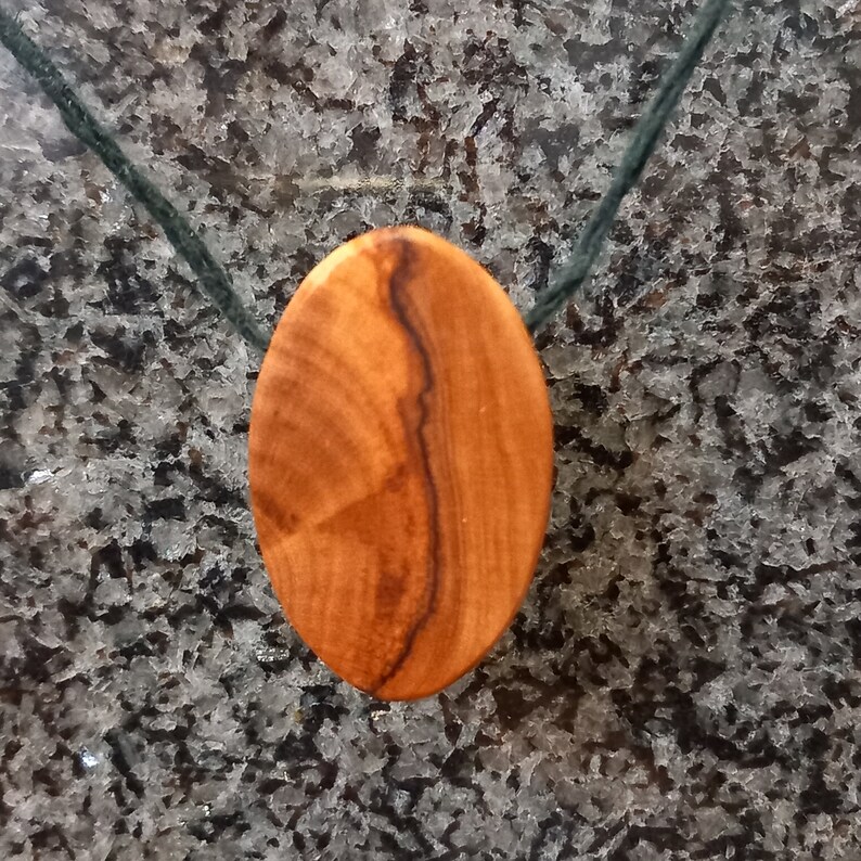 Pendentif en bois d'olivier, bijoux en bois, grain de bois image 3