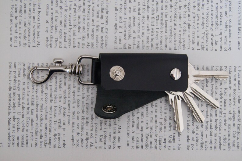 Stainless steel bolt Holds 1-4 regular keys Leather keychain key holder